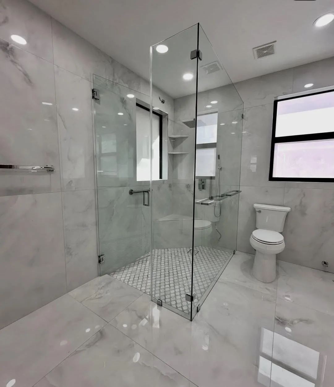 Box de vidro incolor sem perfis, com dobradiças cromadas, em banheiro de mármore — Vision Glass Vidraçaria em Lavras MG