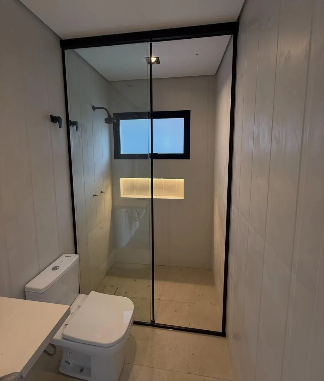 Box de vidro de correr com perfis pretos em banheiro moderno — Vision Glass Lavras MG